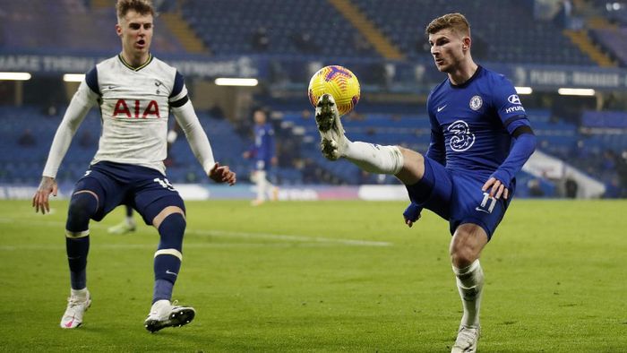 chelsea vs tottenham hotspur chelsea tottenham hotspur liga inggris premier league timo werner joe rodon LONDON, ENGLAND - NOVEMBER 29: Timo Werner of Chelsea is watched by Joe Rodon of Tottenham Hotspur during the Premier League match between Chelsea and Tottenham Hotspur at Stamford Bridge on November 29, 2020 in London, England. Sporting stadiums around the UK remain under strict restrictions due to the Coronavirus Pandemic as Government social distancing laws prohibit fans inside venues resulting in games being played behind closed doors. (Photo by Matthew Childs - Pool/Getty Images)