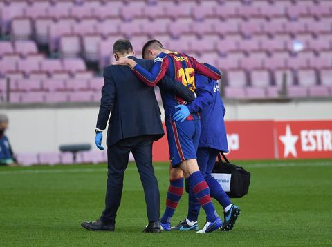 Clement Lenglet BARCELONA, SPAIN - NOVEMBER 29: Clement Lenglet of Barcelona walks off injured during the La Liga Santander match between FC Barcelona and C.A. Osasuna at Camp Nou on November 29, 2020 in Barcelona, Spain. Sporting stadiums around Spain remain under strict restrictions due to the Coronavirus Pandemic as Government social distancing laws prohibit fans inside venues resulting in games being played behind closed doors. (Photo by David Ramos/Getty Images)