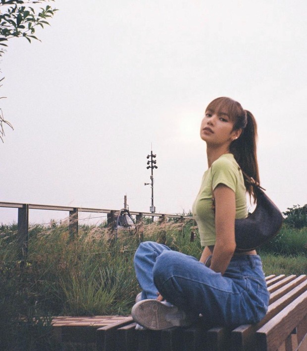 Crop Top dan Baggy Jeans/Foto: lalalalisa_m Crop Top dan Baggy Jeans