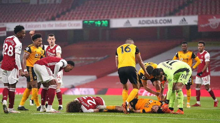 LONDON, ENGLAND - NOVEMBER 29: David Luiz of Arsenal and Raul Jimenez of Wolverhampton Wanderers lie injured after a collision during the Premier League match between Arsenal and Wolverhampton Wanderers at Emirates Stadium on November 29, 2020 in London, England. Sporting stadiums around the UK remain under strict restrictions due to the Coronavirus Pandemic as Government social distancing laws prohibit fans inside venues resulting in games being played behind closed doors. (Photo by John Walton - Pool/Getty Images)