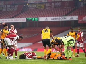 Ouch! David Luiz dan Raul Jimenez Adu Kepala di Udara Ouch! David Luiz dan Raul Jimenez Adu Kepala di Udara