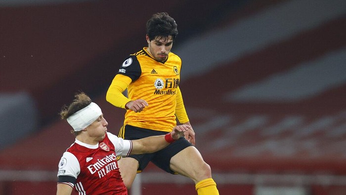 Arsenals David Luiz, left, tackles Wolverhampton Wanderers Pedro Neto during the English Premier League soccer match between Arsenal and Wolverhampton Wanderers at Emirates Stadium, London, Sunday, Nov. 29, 2020. (Julian Finney/Pool via AP)