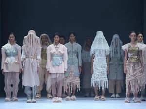 Buah Manis Pandemi dalam Koleksi 3 Kesatria Mode Indonesia di JFW 2021 Buah Manis Pandemi dalam Koleksi 3 Kesatria Mode Indonesia di JFW 2021