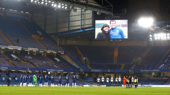 LONDON, ENGLAND - NOVEMBER 29: Players observe a minutes applause for former footballer, Diego Maradona, who recently passed away prior to the Premier League match between Chelsea and Tottenham Hotspur at Stamford Bridge on November 29, 2020 in London, England. Sporting stadiums around the UK remain under strict restrictions due to the Coronavirus Pandemic as Government social distancing laws prohibit fans inside venues resulting in games being played behind closed doors. (Photo by Matthew Childs -