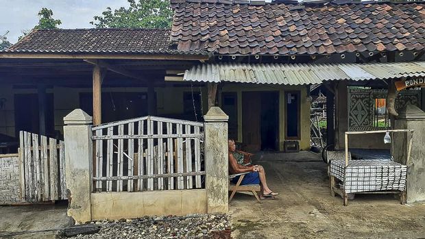 Listrik tenaga surya bisa jadi sumber energi paling murah untuk kelompok ekonomi lemah seperti Pak Bagyo di Gunung Kidul, Yogyakarta ini.
