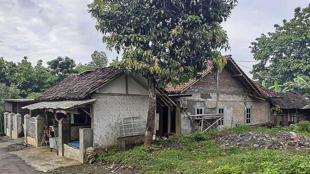 Listrik tenaga surya bisa jadi sumber energi paling murah untuk kelompok ekonomi lemah seperti Pak Bagyo di Gunung Kidul, Yogyakarta ini.