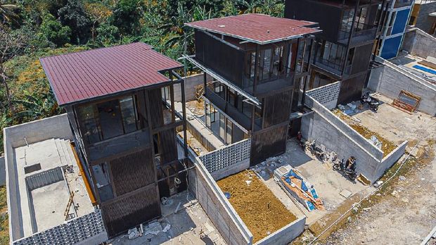Pengembang perumahan bekerja sama dengan perusahaan penyedia jasa panel surya menjual rumah yang sudah dilengkapi listrik surya atap.