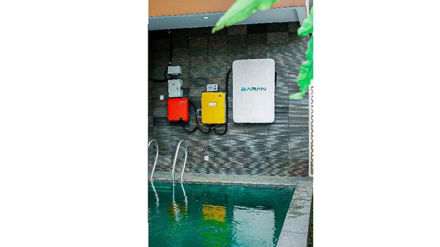 Teknologi batere yang makin canggih memungkinkan storing daya listrik yang makin besar dengan biaya makin hemat. Namun dianggap tetap belum feasible untuk pelanggan kelas menengah ke bawah.