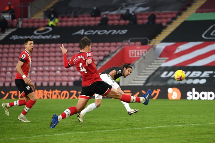 SOUTHAMPTON, ENGLAND - NOVEMBER 29: Edinson Cavani of Manchester United scores their teams third goal during the Premier League match between Southampton and Manchester United at St Marys Stadium on November 29, 2020 in Southampton, England. Sporting stadiums around the UK remain under strict restrictions due to the Coronavirus Pandemic as Government social distancing laws prohibit fans inside venues resulting in games being played behind closed doors. (Photo by Mike Hewitt/Getty Images)
