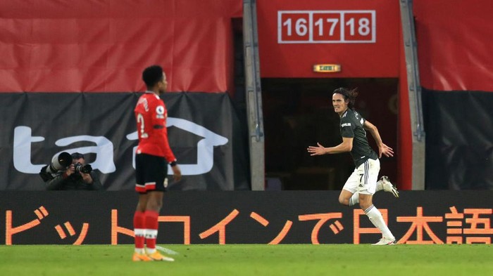 SOUTHAMPTON, ENGLAND - NOVEMBER 29: Edinson Cavani of Manchester United celebrates after scoring their sides third goal during the Premier League match between Southampton and Manchester United at St Marys Stadium on November 29, 2020 in Southampton, England. Sporting stadiums around the UK remain under strict restrictions due to the Coronavirus Pandemic as Government social distancing laws prohibit fans inside venues resulting in games being played behind closed doors. (Photo by Adam Davy - Pool/Getty Images)