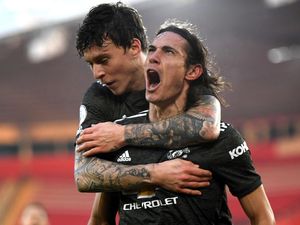 Cavani Bersinar, Penggemar MU Teringat Robin van Persie