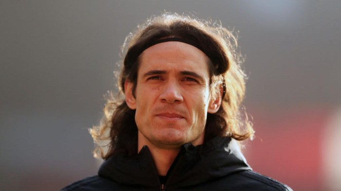 SOUTHAMPTON, ENGLAND - NOVEMBER 29: Edinson Cavani of Manchester United looks on prior to the Premier League match between Southampton and Manchester United at St Marys Stadium on November 29, 2020 in Southampton, England. Sporting stadiums around the UK remain under strict restrictions due to the Coronavirus Pandemic as Government social distancing laws prohibit fans inside venues resulting in games being played behind closed doors. (Photo by Adam Davy - Pool/Getty Images)