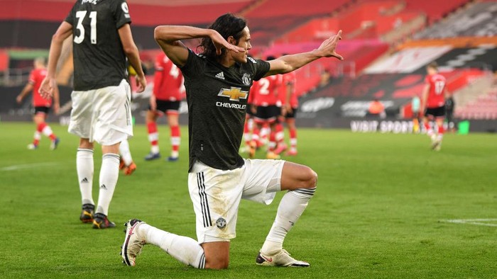 SOUTHAMPTON, ENGLAND - NOVEMBER 29: Edinson Cavani of Manchester United celebrates after scoring their teams second goal during the Premier League match between Southampton and Manchester United at St Marys Stadium on November 29, 2020 in Southampton, England. Sporting stadiums around the UK remain under strict restrictions due to the Coronavirus Pandemic as Government social distancing laws prohibit fans inside venues resulting in games being played behind closed doors. (Photo by Mike Hewitt/Getty Images)