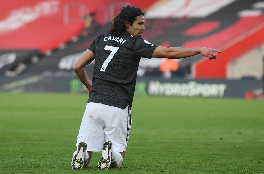SOUTHAMPTON, ENGLAND - NOVEMBER 29: Edinson Cavani of Manchester United makes his point during the Premier League match between Southampton and Manchester United at St Mary's Stadium on November 29, 2020 in Southampton, England. Sporting stadiums around the UK remain under strict restrictions due to the Coronavirus Pandemic as Government social distancing laws prohibit fans inside venues resulting in games being played behind closed doors. (Photo by Mike Hewitt/Getty Images)