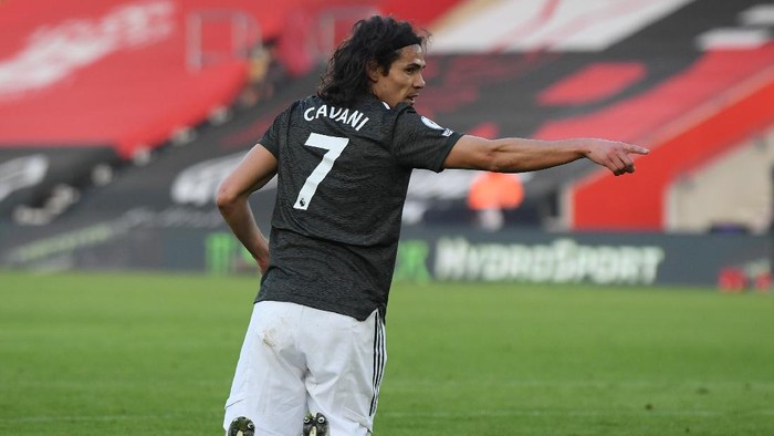 SOUTHAMPTON, ENGLAND - NOVEMBER 29: Edinson Cavani of Manchester United makes his point during the Premier League match between Southampton and Manchester United at St Marys Stadium on November 29, 2020 in Southampton, England. Sporting stadiums around the UK remain under strict restrictions due to the Coronavirus Pandemic as Government social distancing laws prohibit fans inside venues resulting in games being played behind closed doors. (Photo by Mike Hewitt/Getty Images)