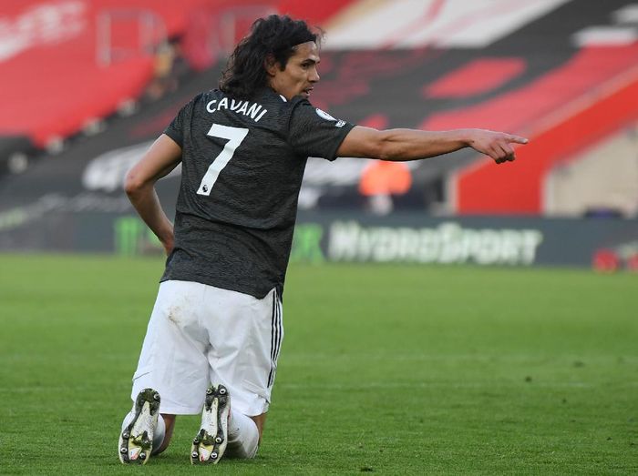 edinson cavani manchester united liga inggris premier league southampton vs manchester united SOUTHAMPTON, ENGLAND - NOVEMBER 29: Edinson Cavani of Manchester United makes his point during the Premier League match between Southampton and Manchester United at St Marys Stadium on November 29, 2020 in Southampton, England. Sporting stadiums around the UK remain under strict restrictions due to the Coronavirus Pandemic as Government social distancing laws prohibit fans inside venues resulting in games being played behind closed doors. (Photo by Mike Hewitt/Getty Images)