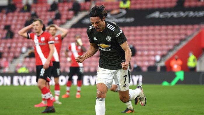 Edinson Cavani SOUTHAMPTON, ENGLAND - NOVEMBER 29: Edinson Cavani of Manchester United celebrates after scoring their sides second goal during the Premier League match between Southampton and Manchester United at St Marys Stadium on November 29, 2020 in Southampton, England. Sporting stadiums around the UK remain under strict restrictions due to the Coronavirus Pandemic as Government social distancing laws prohibit fans inside venues resulting in games being played behind closed doors. (Photo by Mike Hewitt/Getty Images)