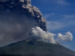 Gunung Lewotolok NTT Siaga, Ratusan Warga Pilih Bertahan Beralasan Sudah Tua