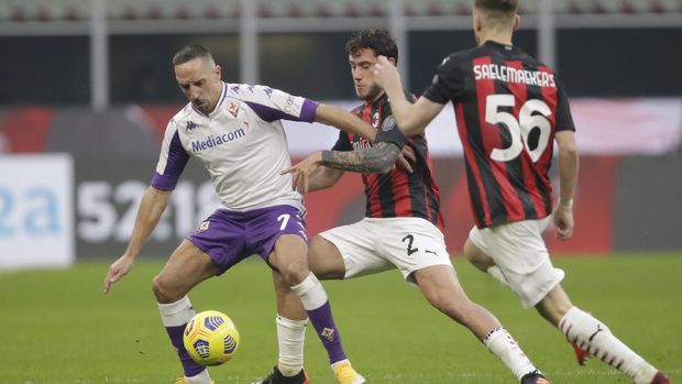 Fiorentina's Franck Ribery, left, is challenged by AC Milan's Davide Calabria during a Serie A soccer match between AC Milan and Fiornentina, at the San Siro stadium in Milan, Italy, Sunday, Nov. 29, 2020. (AP Photo/Luca Bruno)
