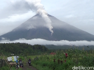 Gunung Semeru Semburkan Awan Panas hingga Satu Kilometer