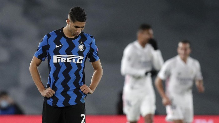 MADRID, SPAIN - NOVEMBER 03: Achraf Hakimi of Inter reacts after Real Madrid score their second goal during the UEFA Champions League Group B stage match between Real Madrid and FC Internazionale at Estadio Alfredo Di Stefano on November 03, 2020 in Madrid, Spain. Football Stadiums around Europe remain empty due to the Coronavirus Pandemic as Government social distancing laws prohibit fans inside venues resulting in fixtures being played behind closed doors. (Photo by Gonzalo Arroyo Moreno/Getty Images)