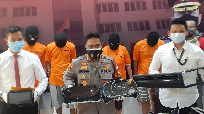 Aksi 10 Menit Komplotan Pencuri Bikin Aksesoris Mobil Mewah Raib Aksi 10 Menit Komplotan Pencuri Bikin Aksesoris Mobil Mewah Raib