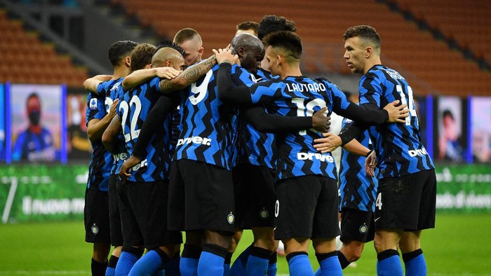 MILAN, ITALY - NOVEMBER 22: Romelu Lukaku of Inter Milan celebrates with teammates after scoring their sides third goal from the penalty spot during the Serie A match between FC Internazionale and Torino FC at Stadio Giuseppe Meazza on November 22, 2020 in Milan, Italy. Sporting stadiums around Italy remain under strict restrictions due to the Coronavirus Pandemic as Government social distancing laws prohibit fans inside venues resulting in games being played behind closed doors. (Photo by Valerio Pennicino/Getty Images)