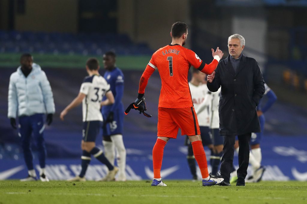 LONDON, ENGLAND - NOVEMBER 29: Jose Mourinho, Manager of Tottenham Hotspur congratulates Hugo Lloris after the Premier League match between Chelsea and Tottenham Hotspur at Stamford Bridge on November 29, 2020 in London, England. Sporting stadiums around the UK remain under strict restrictions due to the Coronavirus Pandemic as Government social distancing laws prohibit fans inside venues resulting in games being played behind closed doors. (Photo by Matthew Childs - Pool/Getty Images)