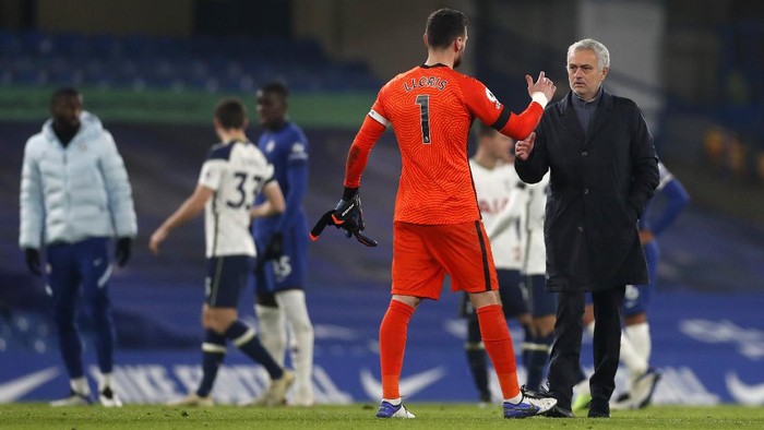 LONDON, ENGLAND - NOVEMBER 29: Jose Mourinho, Manager of Tottenham Hotspur congratulates Hugo Lloris after the Premier League match between Chelsea and Tottenham Hotspur at Stamford Bridge on November 29, 2020 in London, England. Sporting stadiums around the UK remain under strict restrictions due to the Coronavirus Pandemic as Government social distancing laws prohibit fans inside venues resulting in games being played behind closed doors. (Photo by Matthew Childs - Pool/Getty Images)