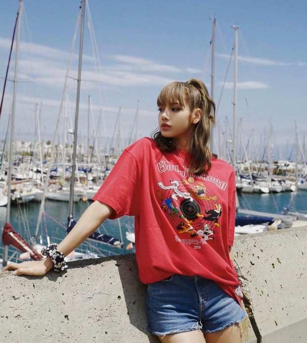 Kaos Oversize dan Celana Pendek/Foto: instagram.com/lalalalisa_m Kaos Oversize dan Celana Pendek