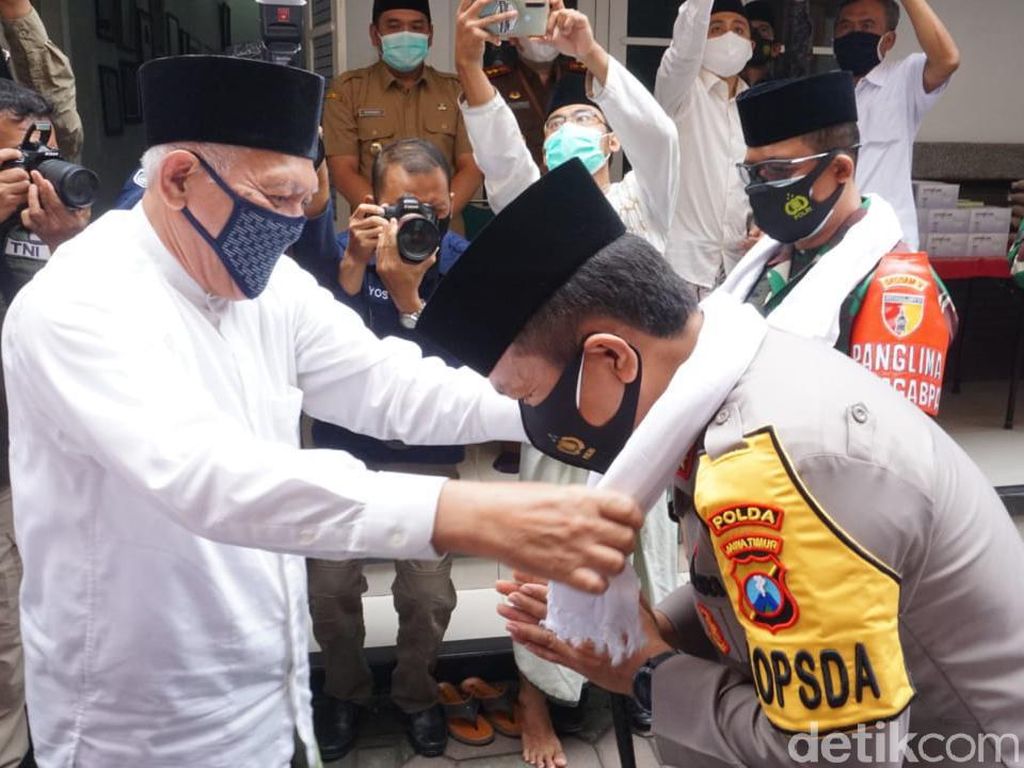 Kapolda Jatim Sowan ke 2 Ponpes di Jombang hingga Ziarahi Makam Gus Dur Kapolda Jatim Sowan ke 2 Ponpes di Jombang hingga Ziarahi Makam Gus Dur