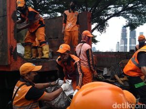 Kebakaran di Petamburan II Hanguskan 12 Rumah, 100 Warga Mengungsi Kebakaran di Petamburan II Hanguskan 12 Rumah, 100 Warga Mengungsi