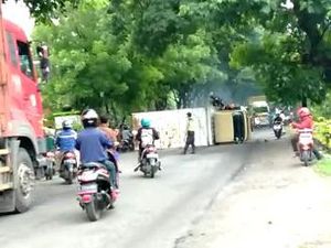 Truk Terguling di Bojonegoro Setelah Tabrak Mobil yang Dikendarai Guru