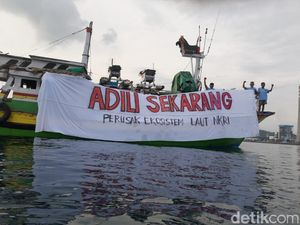 Koalisi Laut Biru Demo di Probolinggo Protes soal Tumpahan Batu Bara