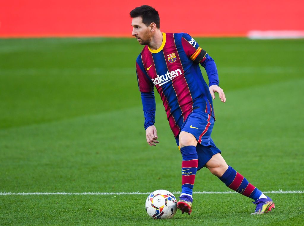 BARCELONA, SPAIN - NOVEMBER 29: Lionel Messi of FC Barcelona runs with the ball during the La Liga Santader match between FC Barcelona and C.A. Osasuna at Camp Nou on November 29, 2020 in Barcelona, Spain. (Photo by David Ramos/Getty Images)