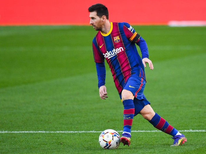 BARCELONA, SPAIN - NOVEMBER 29: Lionel Messi of FC Barcelona runs with the ball during the La Liga Santader match between FC Barcelona and C.A. Osasuna at Camp Nou on November 29, 2020 in Barcelona, Spain. (Photo by David Ramos/Getty Images)