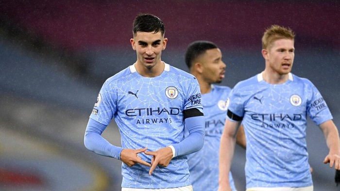 Manchester Citys Ferran Torres, left, celebrates after scoring his sides fourth goal during the English Premier League soccer match between Manchester City and Burnley at the Etihad stadium in Manchester, England, Saturday, Nov. 28, 2020. (Michael Regan/Pool via AP)