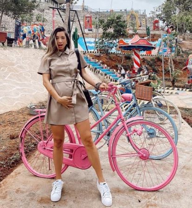 Mini dress/instagram.com/jenniferbachdim Pakai mini dress saat hamil