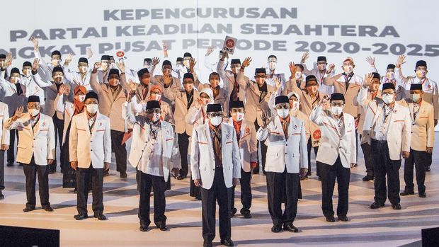 Jajaran pengurus Dewan Pimpinan Pusat Partai Keadilan Sejahtera periode 2020-2025 berfoto seusai mengikuti ikrar pengurus saat Musyawarah Nasional (Munas) V PKS di Kota Baru Parahyangan, Padalarang, Kabupaten Bandung Barat, Jawa Barat, Minggu (29/11/2020). Agenda Munas V PKS membahas arah kebijakan partai lima tahun ke depan dan ikrar pengurus DPP PKS 2020-2025. ANTARA FOTO/M Agung Rajasa/aww.