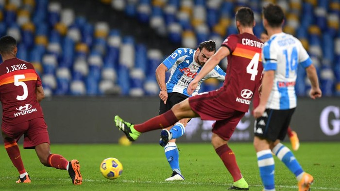 NAPLES, ITALY - NOVEMBER 29: Fabian of SSC Napoli scores their sides second goal whilst under pressure from Juan Jesus and Bryan Cristante of Roma during the Serie A match between SSC Napoli and AS Roma at Stadio San Paolo on November 29, 2020 in Naples, Italy. Sporting stadiums around Italy remain under strict restrictions due to the Coronavirus Pandemic as Government social distancing laws prohibit fans inside venues resulting in games being played behind closed doors. (Photo by Francesco Pecoraro/Getty Images)