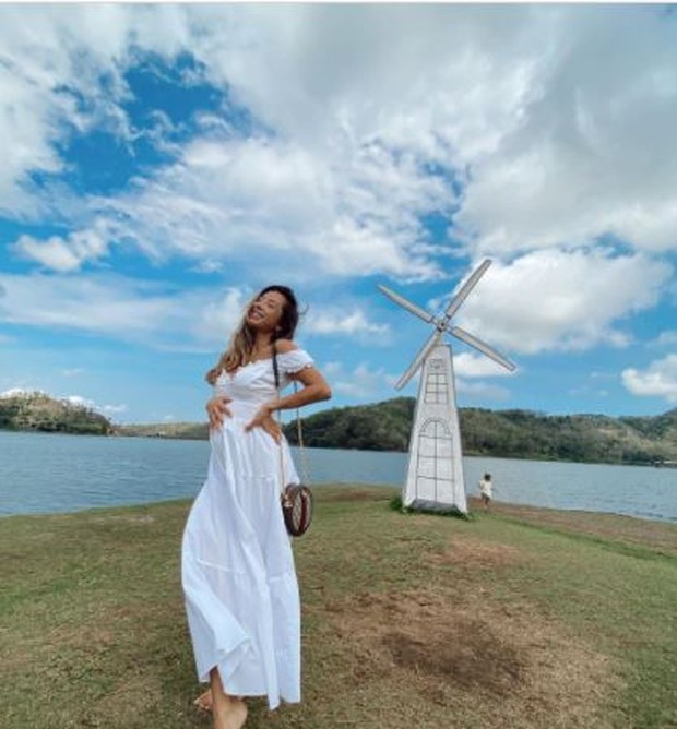 Out Off Shoulder Dress/instagram.com/jenniferbachdim Out Off Shoulder Dress tampil sexy saat hamil