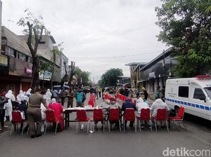 Pasar Pucang Diblokade, Ratusan Pedagang dan Pembeli Tes Swab Mendadak