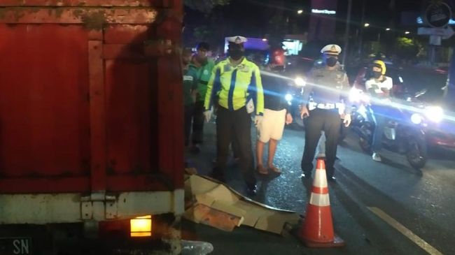 Hendak Nyalip, Pemotor di Sukabumi Tewas Terlindas Truk Muatan Tabung Gas Hendak Nyalip, Pemotor di Sukabumi Tewas Terlindas Truk Muatan Tabung Gas