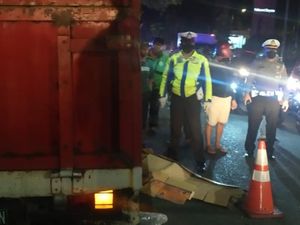 Hendak Nyalip, Pemotor di Sukabumi Tewas Terlindas Truk Muatan Tabung Gas