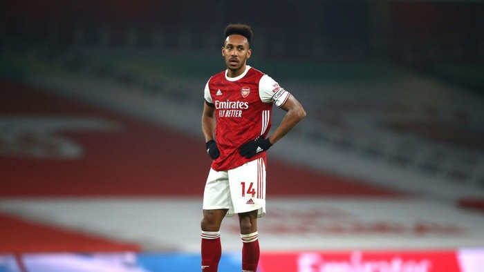 LONDON, ENGLAND - NOVEMBER 29: Pierre-Emerick Aubameyang of Arsenal looks on during the Premier League match between Arsenal and Wolverhampton Wanderers at Emirates Stadium on November 29, 2020 in London, England. Sporting stadiums around the UK remain under strict restrictions due to the Coronavirus Pandemic as Government social distancing laws prohibit fans inside venues resulting in games being played behind closed doors. (Photo by Julian Finney/Getty Images)