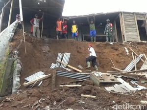 Plengsengan 7 Meter di Tulungagung Longsor, Dapur Rumah Warga Hancur Plengsengan 7 Meter di Tulungagung Longsor, Dapur Rumah Warga Hancur