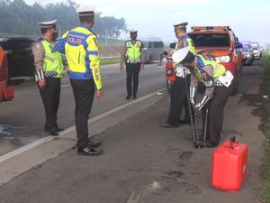 Video Sopir Truk Cerita Detik-detik Kecelakaan Maut di Tol Cipali Video Sopir Truk Cerita Detik-detik Kecelakaan Maut di Tol Cipali