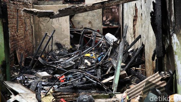 Potret Puing Kebakaran yang Hanguskan 12 Rumah di Petamburan