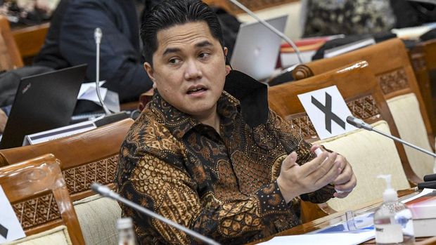 Menteri Badan Usaha Milik Negara (BUMN) Erick Thohir menyemprotkan cairan pembersih tangan saat akan mengikuti rapat kerja dengan Komisi VI DPR di Kompleks Parlemen, Senayan, Jakarta, Senin (30/11/2020). Rapat tersebut membahas permasalahan Asuransi Jiwasraya, road map BUMN serta restrukturisasi BUMN. ANTARA FOTO/M Risyal Hidayat/foc.