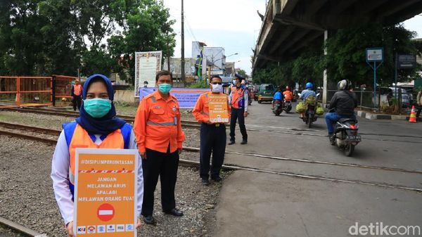 Foto: Sosialisasi Keselamatan Perlintasan Kereta di Bandung